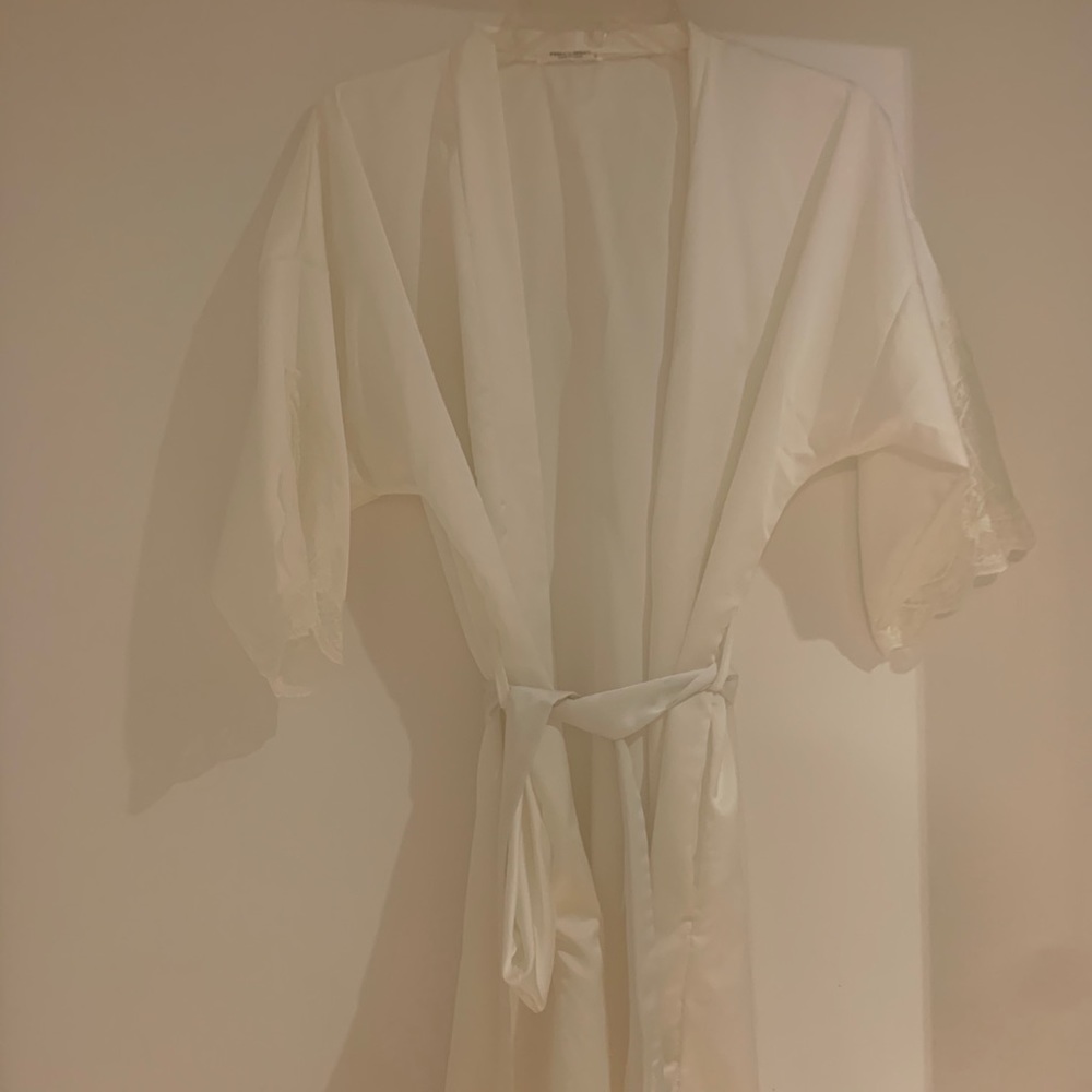Short white robe with lace detail